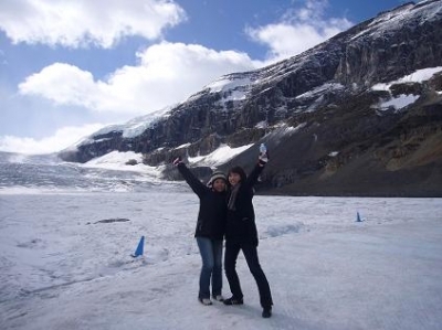 コロンビア大氷原の氷瀑とドーム山をバックに