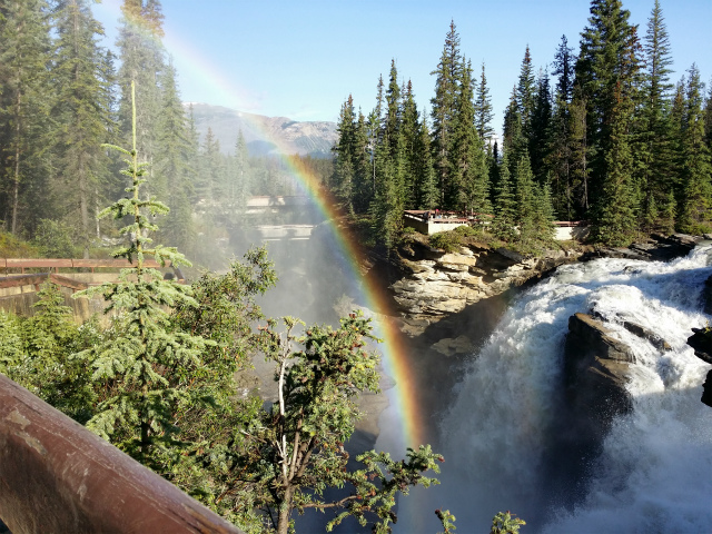 虹のアサバスカ滝