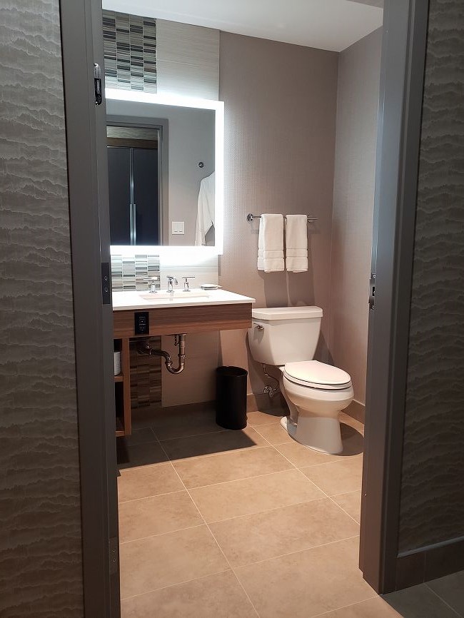 ウェスティン・カルガリー・エアポート・ホテルのリビングのトイレ:2019-02-19 18