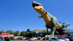 世界最大の恐竜の模型展望台