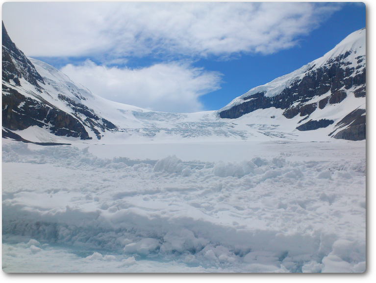 コロンビア大氷原から流れ出るアサバスカ氷河