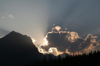 ロッキーの山々と雲の間から見る光