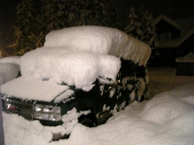 車に積もった雪〈キャンモア〉
